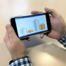 Mobiles Gerät mit einer App für die Lagerverwaltung